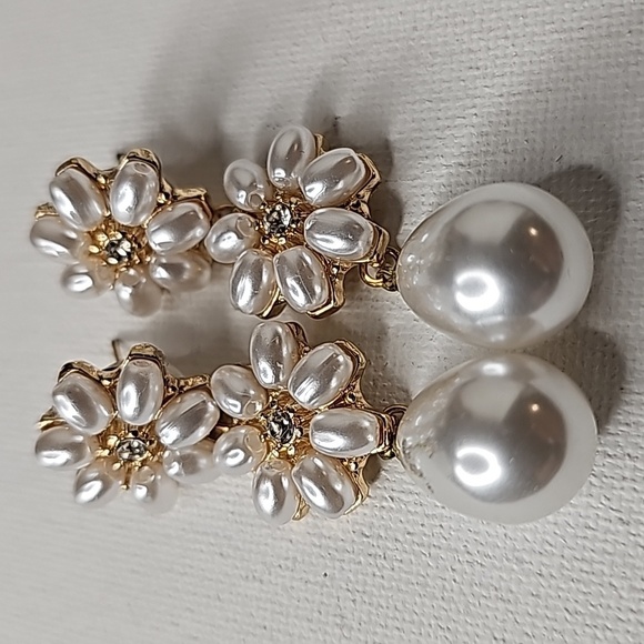 nOir Pearl Floral 3-Tier Dangle Drop Statement Earrings - Picture 8 of 8